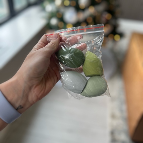 Makeup sponge ( green) - Picture 2 of 2